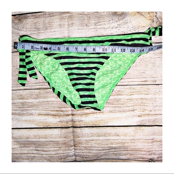Oakley Green and Black Reversible swim bottom Size M/L - Picture 6 of 7